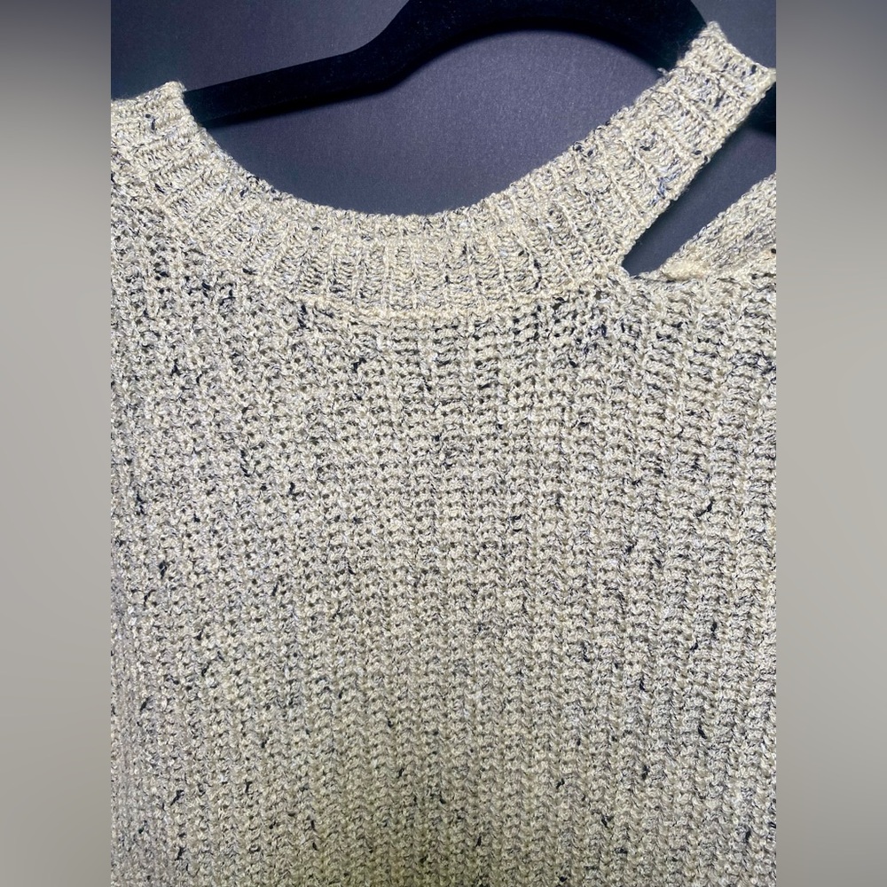 Closet Candy (CBRAND)Elegant Knit Sweater with Shoulder Detail - Picture 3 of 5